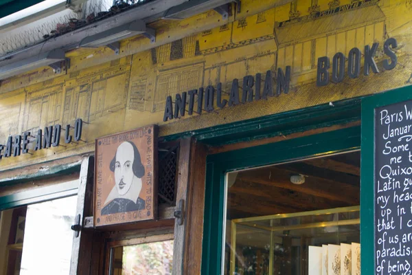 La entrada a la famosa librería Shakespeare and Company y la biblioteca especializada en literatura en inglés — Foto de Stock