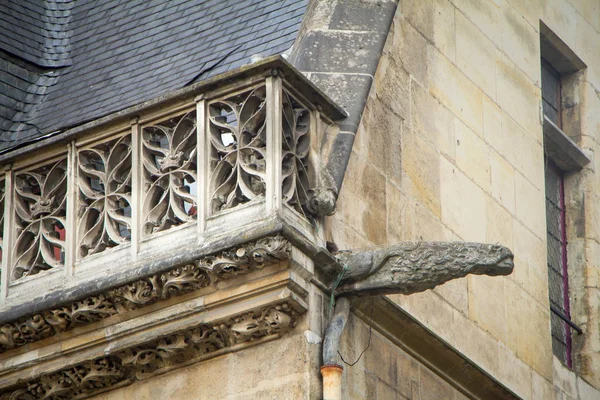 Architectural details and emblems of faculties on the roof of the Musee de Cluny a landmark national museum of medieval arts and Middle Ages — Stock Photo, Image