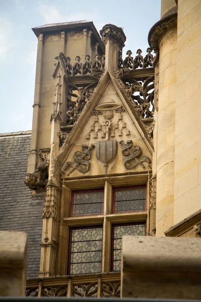 Architectural details and emblems of faculties on the roof of the Musee de Cluny a landmark national museum of medieval arts and Middle Ages — Stock Photo, Image