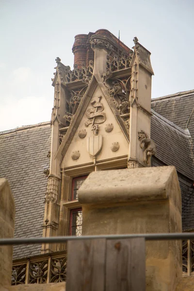 Architectural details and emblems of faculties on the roof of the Musee de Cluny a landmark national museum of medieval arts and Middle Ages — Stock Photo, Image