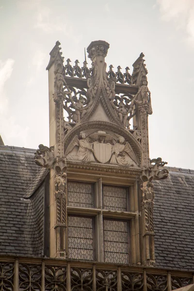 Architectural details and emblems of faculties on the roof of the Musee de Cluny a landmark national museum of medieval arts and Middle Ages — Stock Photo, Image
