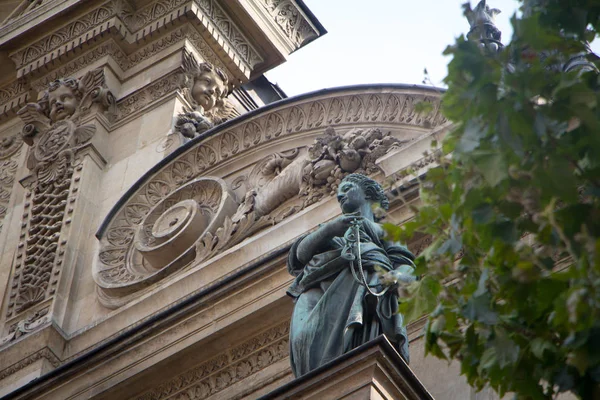 Vista in basso dei dettagli architettonici della Fontana di San Michel nel Quartiere Latino di Parigi — Foto Stock