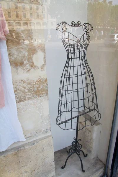 Forma de vestido de manequim de arame preto close-up em uma janela de loja em uma rua de Paris — Fotografia de Stock