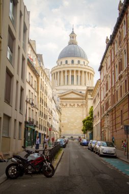 Paris'teki Pantheon Müzesi'nin bitişiğindeki sokaktan manzara, Saint Genevieve Kilisesi