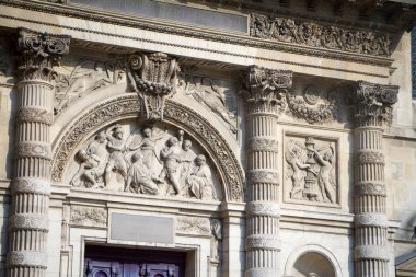 Paris'teki Pantheon Meydanı'ndaki Saint Etienne du Mont Kilisesi'nin Ana giriş manzarasının mimari detayları