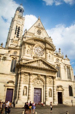 Paris'teki Pantheon Meydanı'ndaki Saint Etienne du Mont Kilisesi'nin ana giriş görünümü