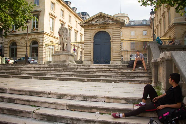 Estatua de Claude Bernard frente a la entrada principal del Colegio de Francia en París — Foto de Stock