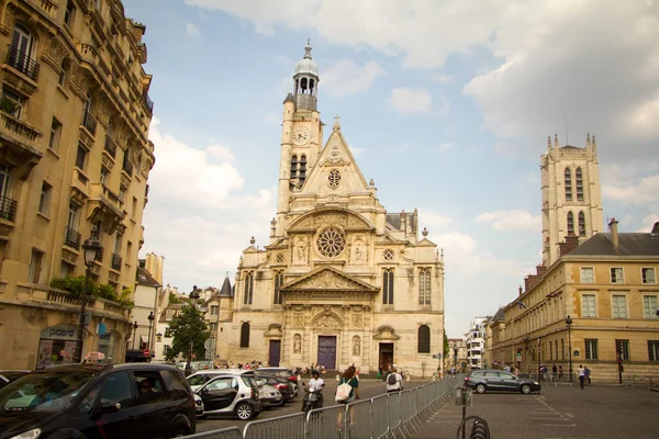 Vista de entrada principal de la iglesia de Saint Etienne du Mont en la Plaza del Panteón en París — Foto de Stock