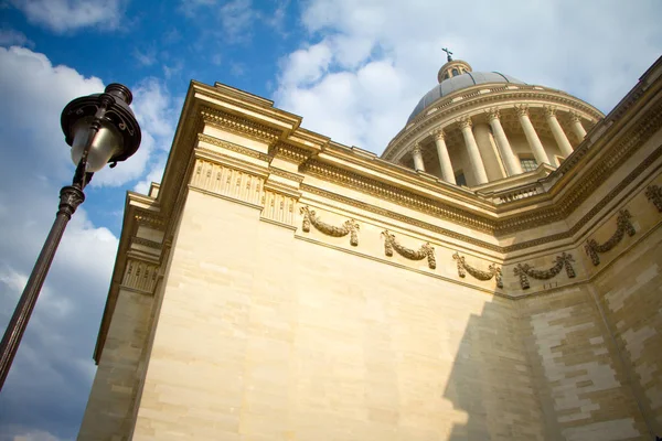 Paris'teki Pantheon mezar müzesinin alt görünümü, mavi bulutlu gökyüzüne karşı