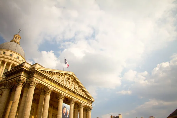 Vista inferior del museo de la tumba del Panteón en París contra un cielo azul nublado — Foto de Stock