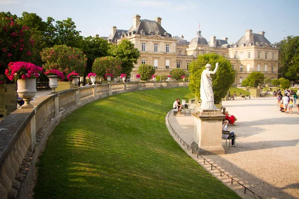 Lüksemburg bahçeleri süs heykeli, tropik çiçekler ve saksı ve küvetlerde ağaçlar