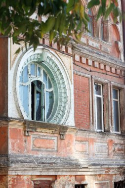 Eski bir terk edilmiş harap evde yuvarlak kırık ahşap pencere, arka plan veya kavram