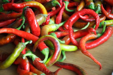 Açık ahşap bir yüzeyüzerinde kırmızı biber bir demet yakın çekim, seçici odak