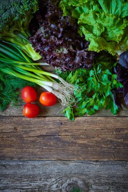 Eski pürüzlü ahşap yüzeyde taze sebze ve otlar, sağlıklı beslenme konsepti, seçici odak