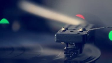 Bir vintage pikap, vinil kayıt iplik, seçici odak üzerinde iğne çalma kayıt albümü ile antika kayıt çalar son derece yakın çekim