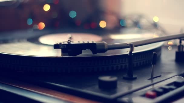 Extremely close-up of antiquarian record player with the needle playing record album on a vintage turntable, vinyl record spinning, selective focus — Stock Video