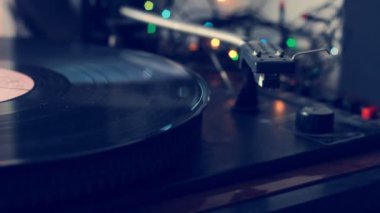 Yakın çekim el bir antika kayıt çalar dönüm ve bir vintage pikap üzerinde iğne çalma kayıt albümü, vinil kayıt iplik, seçici odak