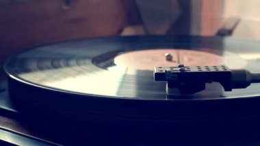 Bir vintage pikap, vinil kayıt iplik, seçici odak üzerinde iğne kayıt albümü çalan bir antika kayıt çalar