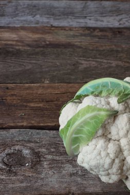 Eski pürüzlü ahşap yüzey, sağlıklı beslenme konsepti, seçici odak taze çiftçi karnabahar baş