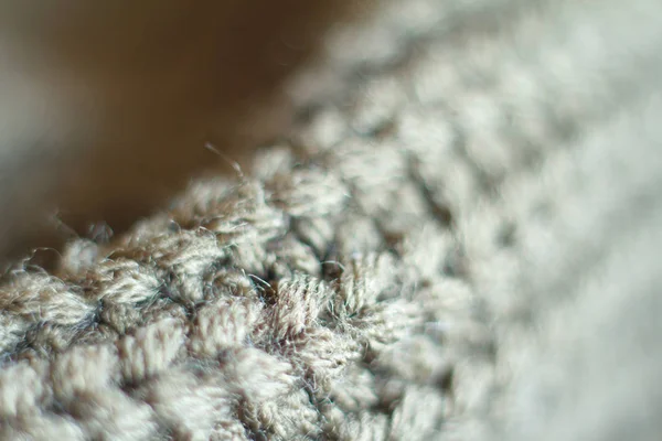 Extreme close-up Olijf kleur gebreide trui gemaakt van natuurlijke wol textuur, golvende plooien, selectieve focus — Stockfoto