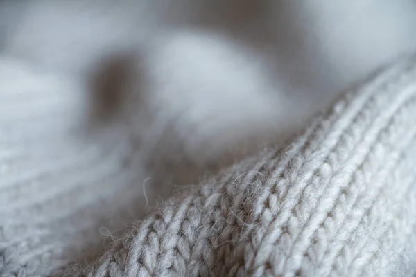 Extreme close-up grijze kleur gebreide trui gemaakt van natuurlijke wol textuur, golvende plooien, selectieve focus — Stockfoto