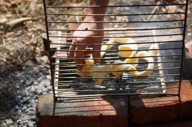 Mozzarella peyniri bir kamp mutfağında kamp ateşi nde pişirilir, seçici odak