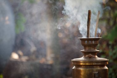 Eski bir bronz samovar Kindling, çay demlemek için su ısıtmak için yakacak odun döşeme, seçici odak