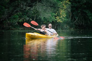 Ormanda sakin bir nehirde kano yla çalışan bir grup insan, açık hava etkinlikleri kavramı, seçici odak