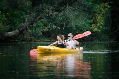 Ormanda sakin bir nehirde kano yla çalışan bir grup insan, açık hava etkinlikleri kavramı, seçici odak