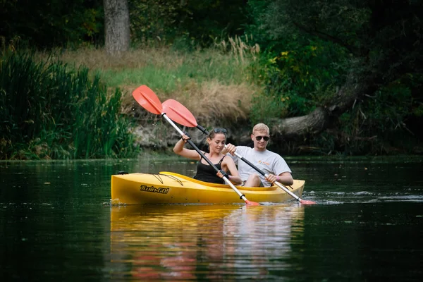숲속의 잔잔한 강에서 카약을 타는 사람들, 야외 활동의 개념, 선택적 초점 — 스톡 사진