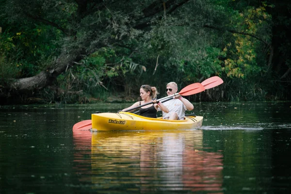 숲속의 잔잔한 강에서 카약을 타는 사람들, 야외 활동의 개념, 선택적 초점 — 스톡 사진