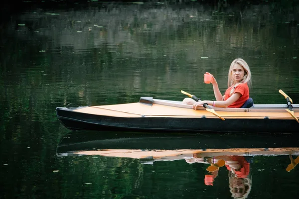Un gruppo di persone kayak su un fiume calmo nella foresta, il concetto di attività all'aperto, focus selettivo — Foto Stock