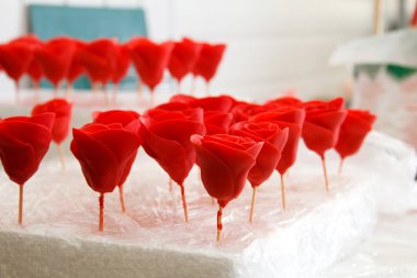 Yakın çekim şekerleme dekorasyon düğün veya doğum günü marzipan gül, seçici odak