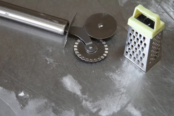Primer plano de las herramientas de confitería en una mesa de acero inoxidable en una pastelería, enfoque selectivo — Foto de Stock
