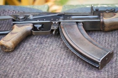 Bir eğlence parkındaki atış poligonunda bir Kalaşnikof saldırı tüfeğinin yakın çekimi.