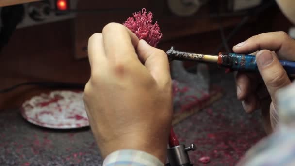 Close Van Een Meester Juwelier Die Wax Blanks Van Sieraden — Stockvideo