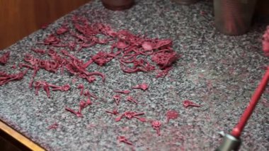 Bir şişe, seçici odak döşeme önce bir ağaç üzerinde takı balmumu boşluklar yüzey bir usta kuyumcu yakın çekim