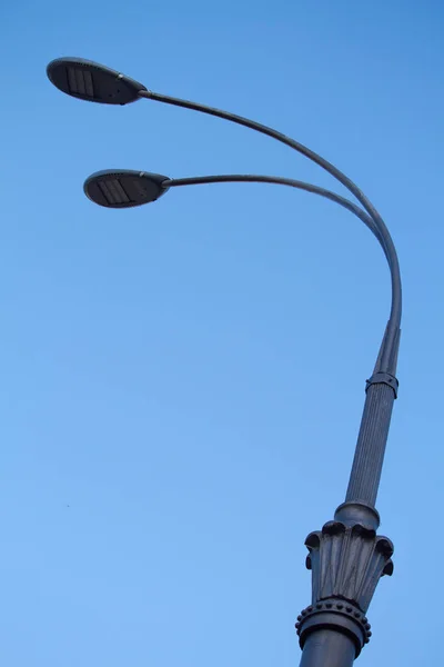 Lâmpadas de rua alinhadas com belo céu azul no fundo — Fotografia de Stock