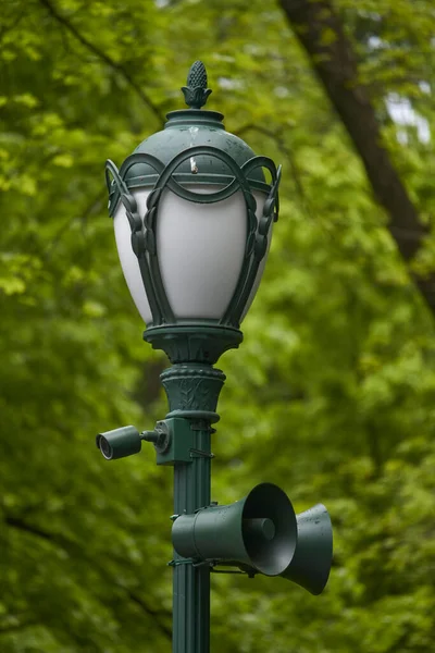 Lanterna Vintage Com Câmera Vigilância Parque Cidade Foco Seletivo — Fotografia de Stock