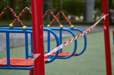 Çizgili kırmızı beyaz uyarı bandı olan boş oyun alanı Covid19 koronavirüs için karantinaya alındı.
