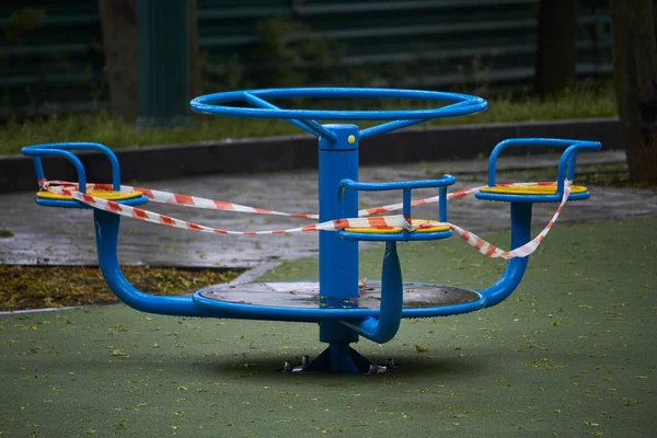 Leerer Spielplatz Ohne Kinder Mit Rot Weißem Warnstreifen Einschränkungen Für — Stockfoto