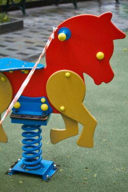 Çizgili kırmızı beyaz uyarı bandı olan boş oyun alanı Covid19 koronavirüs için karantinaya alındı.