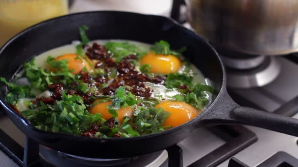 Close Homem Cozinhar Ovos Fritos Com Espinafre Picado Tomates Secos — Vídeo de Stock