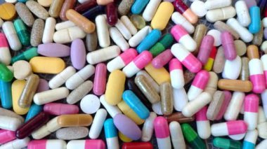 Pek çok renkli hapın yakın çekimi, çeşitli hastalıkların tedavisi, koronavirüs salgını, seçici odaklanma