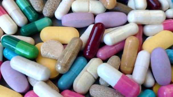 Gros Plan Sur Nombreuses Pilules Colorées Remède Contre Diverses Maladies — Video