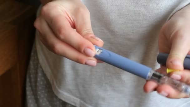 당뇨병 환자는 주사기의 손잡이를 돌리고 주사에 인슐린 여량을 정확하게 맞추고 — 비디오