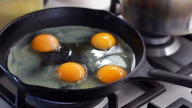 Kızarmış yumurtaları siyah dökme demir tavada pişirme, seçici odaklanma