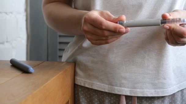 Diabetes Doente Rodar Botão Seringa Caneta Marcar Dose Correta Insulina — Vídeo de Stock