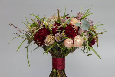 Klasik tarzda güzel bir buket, açık gri arkaplan, seçici odak