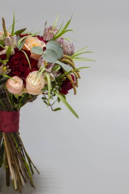 Klasik tarzda güzel bir buket, açık gri arkaplan, seçici odak